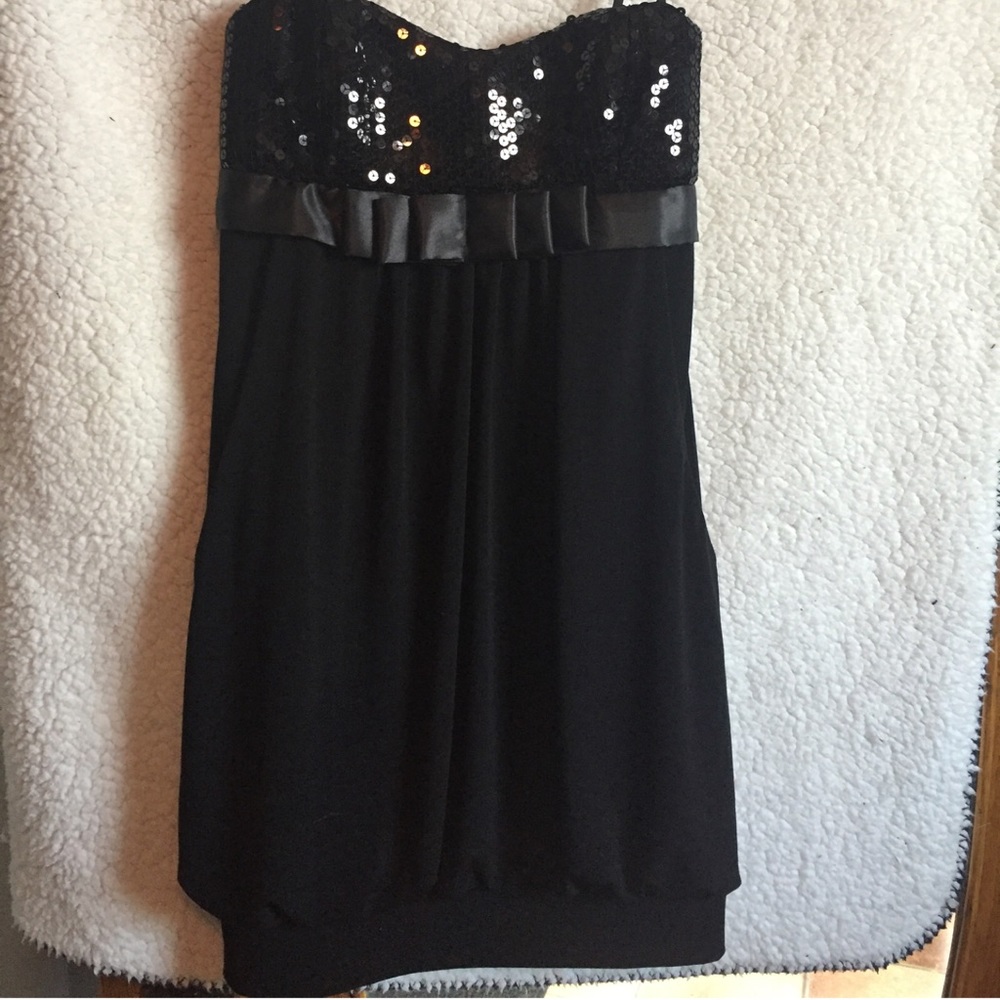 🍁3/$25 Sequinned little black party dress